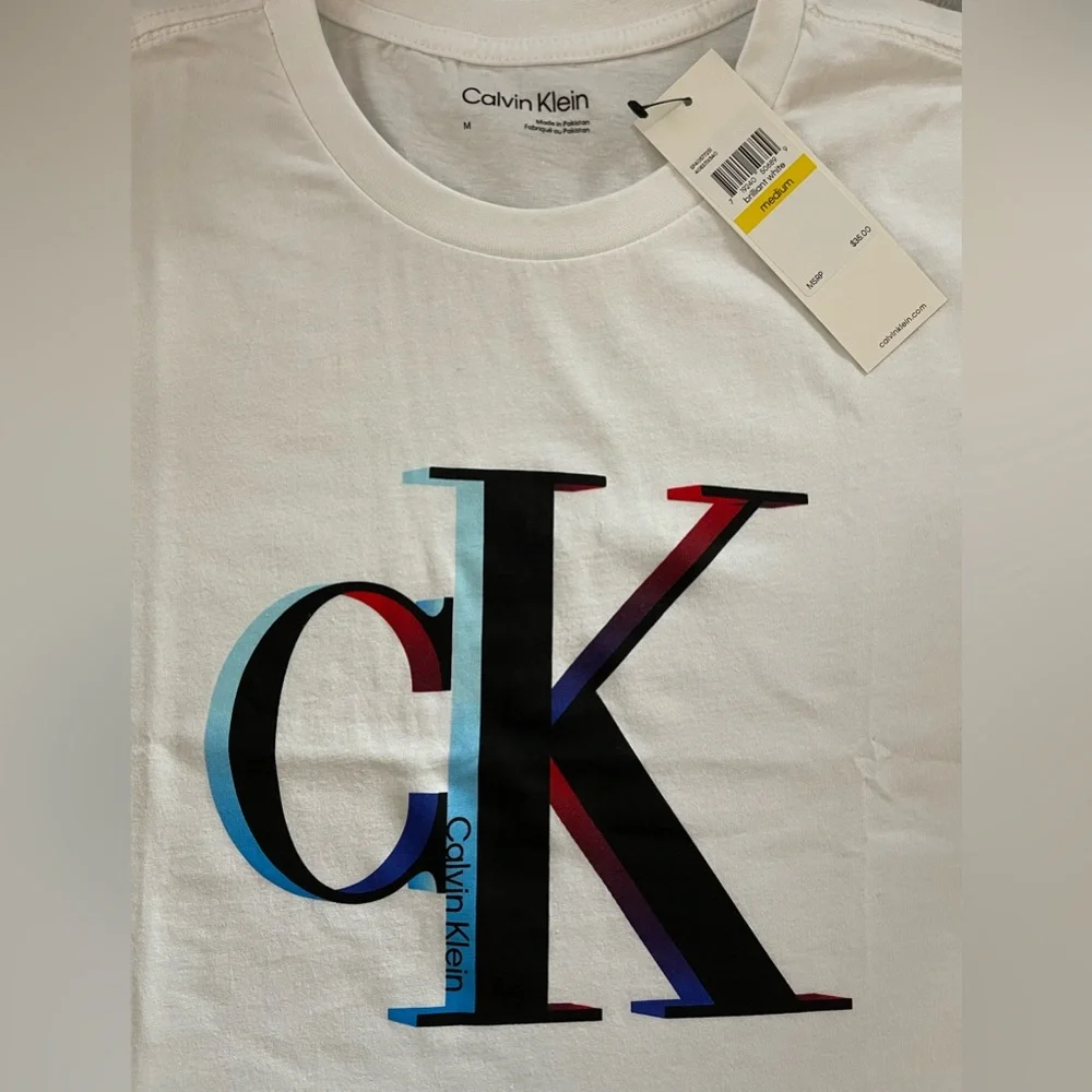 Calvin Klein T-shirt✨ - Picture 2 of 3